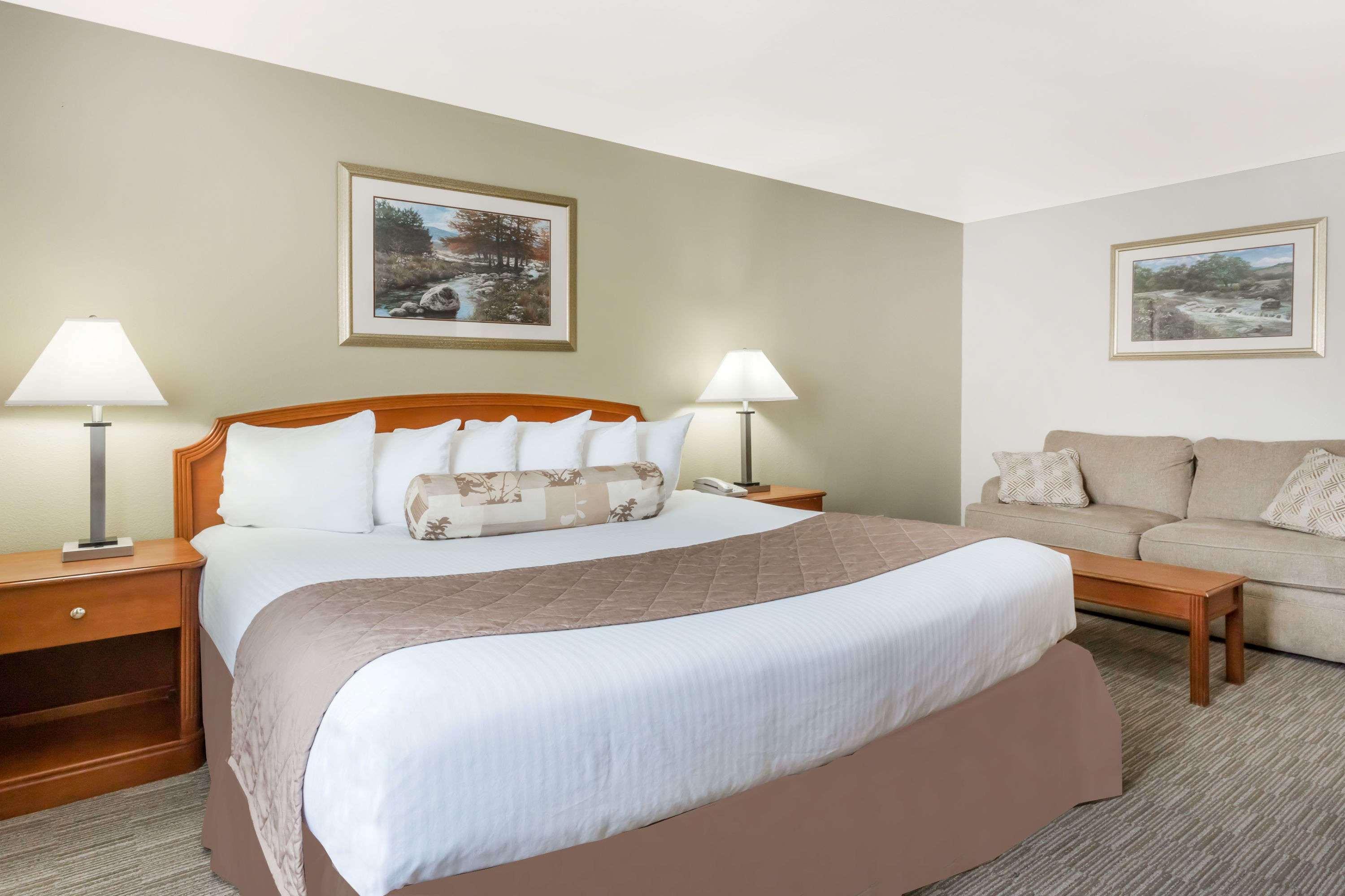 Hotel Ramada By Wyndham Ely Exterior foto